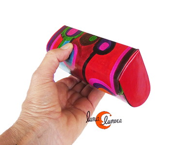 Estuches rigidos para gafas forrados en piel de colores.