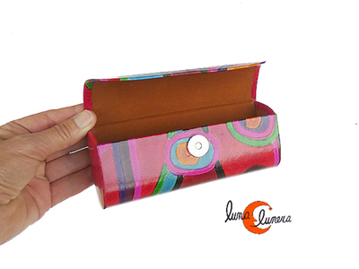 Estuches rigidos para gafas forrados en piel de colores.