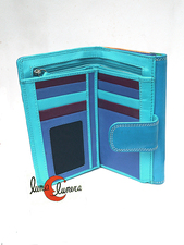 Espacio para 16 tarjetas. Espacios internos debajo de las tarjetas