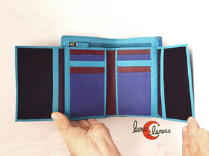 Espacio para 12 tarjetas. Espacios internos debajo de las tarjetas