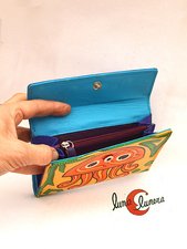 Monedero exteriorcon solapa, cremallera interior y cierre de clip.