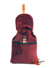 Mochila de corte clásico con dos bolsillos exteriores con cremallera.