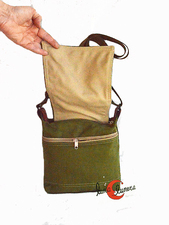 Bolsito pequeño de loneta, ideal para salir a caminar, con dos bolsillos externo más la caja interior. Con cremalleras.