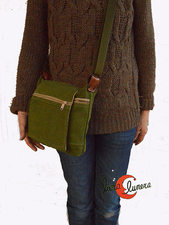 Bolsito pequeño de loneta, ideal para salir a caminar, con dos bolsillos externo más la caja interior. Con cremalleras.