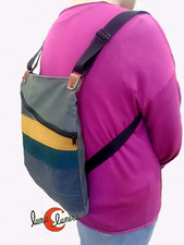 Mochila plana de tela con bolsillo grande delantero.