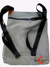 La mochila abre con cremallera por detrás.