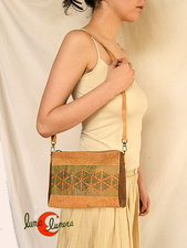 Bolso de corcho, se puede usar con asa corta.