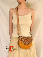 Bolso bandolera redondo de corcho con solapa