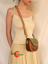 Bolso bandolera redondo de corcho con solapa