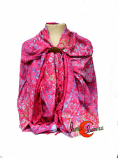 Preciosas telas teñidas con la técnica de batik o cera perdida.
