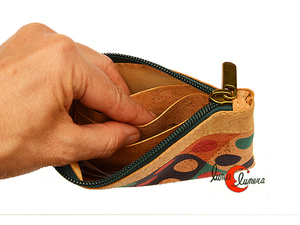Monedero con atrjetero interior de corcho y tela
