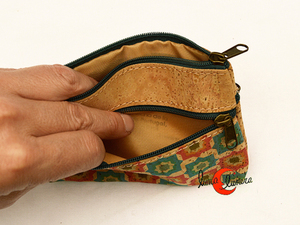 Monedero de corcho mediano con tres cremalleras