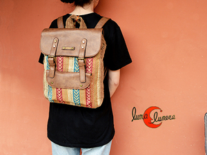 Mochila de tela cuadrada marrón