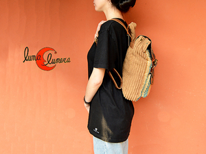 Mochila de tela cuadrada marrón