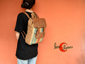 Mochila de tela cuadrada marrón