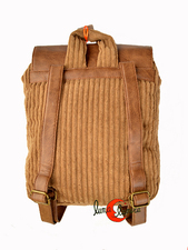 parte trasera de pana marrón.