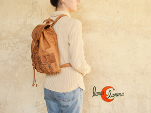 Mochila mediana de piel con tres bolsillos exteriores