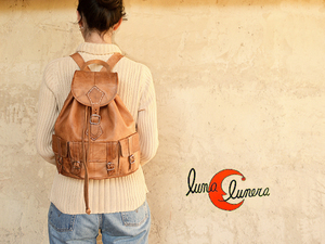 Mochila mediana de piel con tres bolsillos exteriores