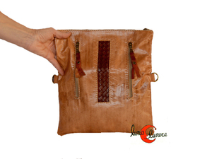 Bolso de mano de piel doblado con cremalleras