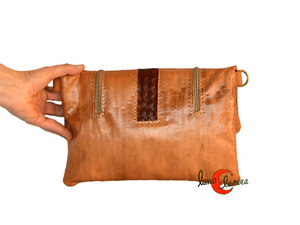 Bolso de mano de piel doblado con cremalleras