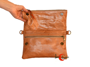 Bolso de mano de piel doblado con cremalleras