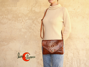 Bolso de mano de piel tipo sobre, también se puede usar como bandolera