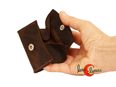 Mini monedero de piel con cierre de clip.