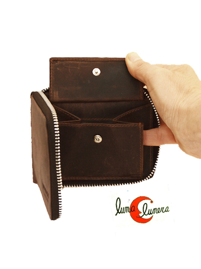 Cartera de piel con cremallera al rededor.