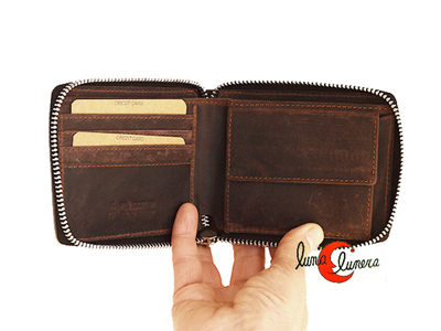 Cartera de piel con cremallera al rededor.