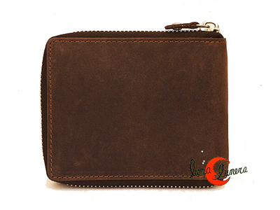 Cartera de piel con cremallera al rededor.