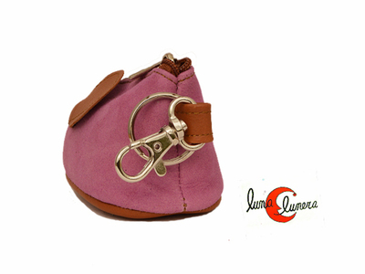 Monedero de piel con forma de ratón con mosquetón para usarlo de llavero