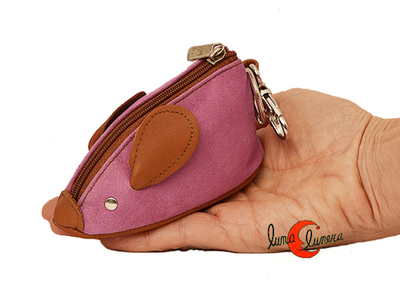 MOnedero como ratón de piel de ante.