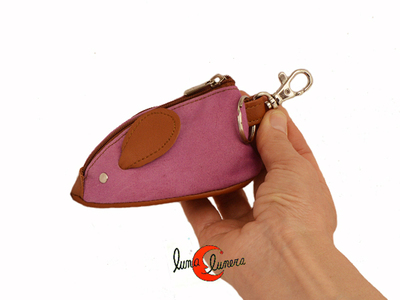 Monedero de piel con forma de ratón con mosquetón para usarlo de llavero