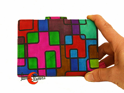 cartera depiel de colores vista por detrás.