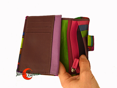 Cartera de piel con compartimentos debajo de las tarjetas y monedero interior