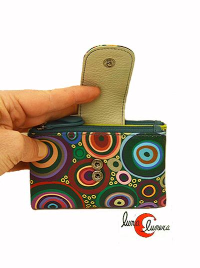 Cartera de piel pequeña de colores con doble monedero de cremalleras, fotografia para mostrar el modelo.