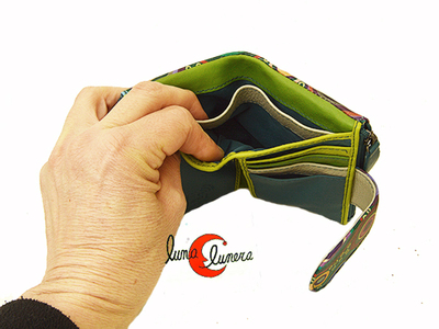 Carterade piel pequeña de colores con billetero, fotograrfia para enseñar elinterior del modelo