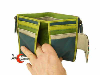 Carterade piel pequeña de colores con espacio pàra tarjetas, fotografia para enseñar el interior del modelo