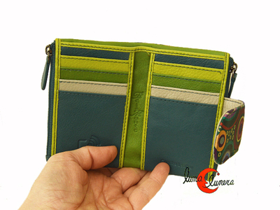 Carterade piel pequeña de colores con espacio pàra tarjetas, fotografia para enseñar el interior del modelo