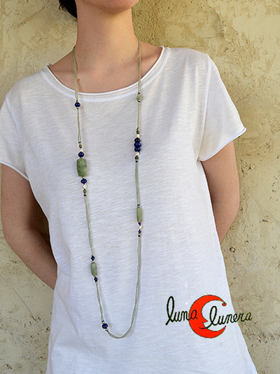 Collar largo de piedras naturales que puede ponerse también como gargantilla