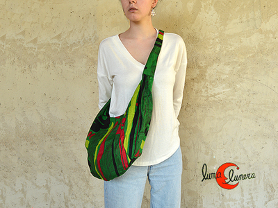Esta imagen enseña el modelo, los colores pueden ser diferentes al bolso que está en venta.