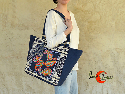 Capazo grande de tela con cremallera.