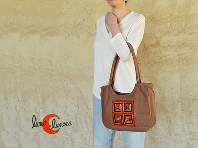 bolso de hombro de doble asa con aplique de piel marrón