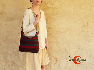 Bolso bandolera de tela con franjas de colores