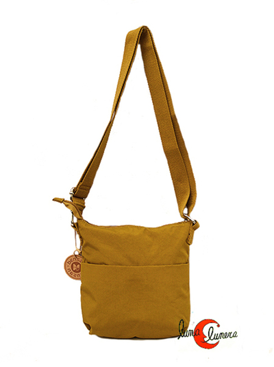 Bolso bandolera pequeño de naylon, tiene un bolsillo trasero con cierre de clip.