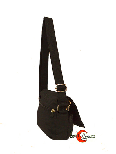 Bolso bandolera pequeño de naylon con tapa y cremalleras.c on bolsillo trasero.