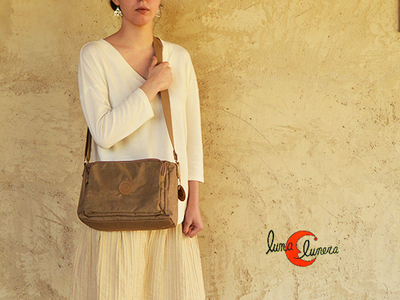 Bolso bandolera mediano de naylon con miucha capacidad, con varias cremalleras