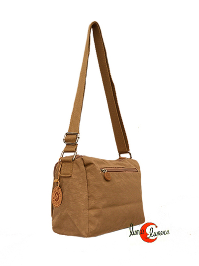 Bolso bandolera mediano de naylon con miucha capacidad, con varias cremalleras y bolsillo trasero.