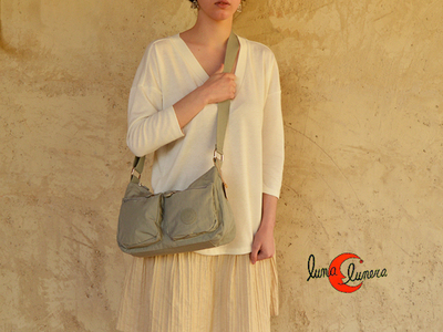 Bolso bandolera mediano de naylon con dos bolsillos delante con cremalleras.