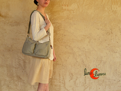 Bolso bandolera mediano de naylon con dos bolsillos delante con cremalleras.